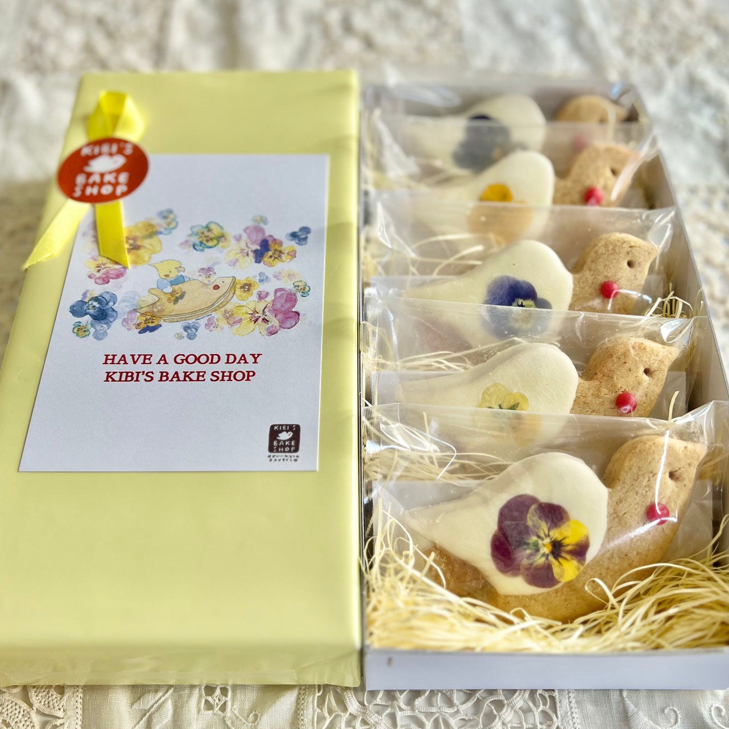 エディブルフラワーとホワイトチョコのオカメサブレ5羽入BOX（ラッピング付）